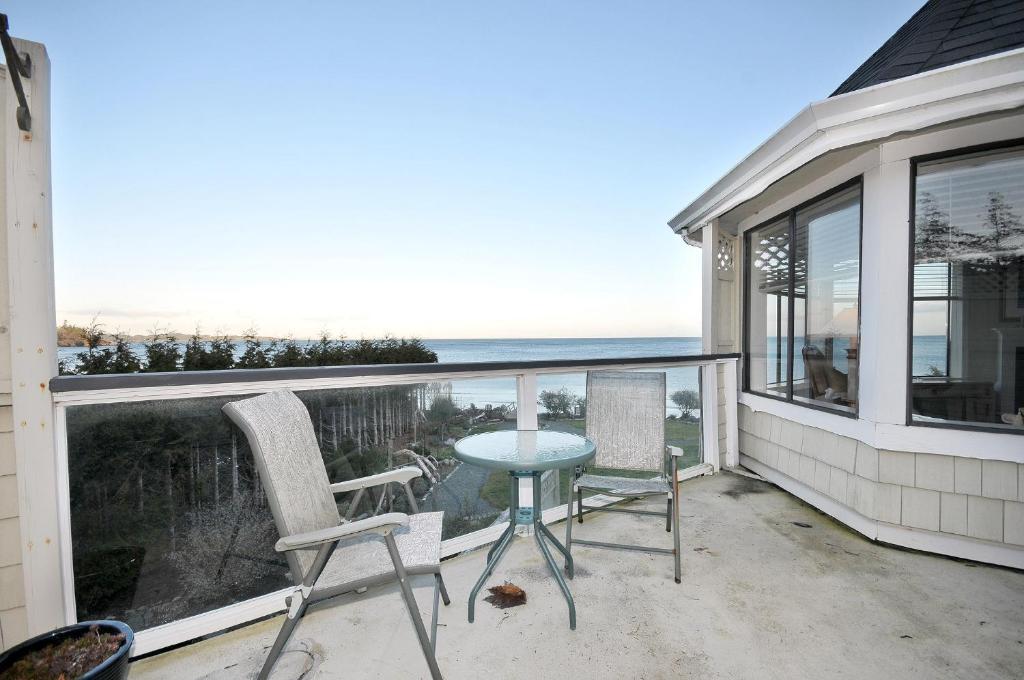 The Lodge At Weir'S Beach Metchosin Bagian luar foto