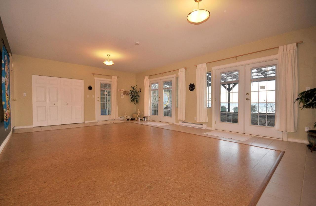 The Lodge At Weir'S Beach Metchosin Bagian luar foto